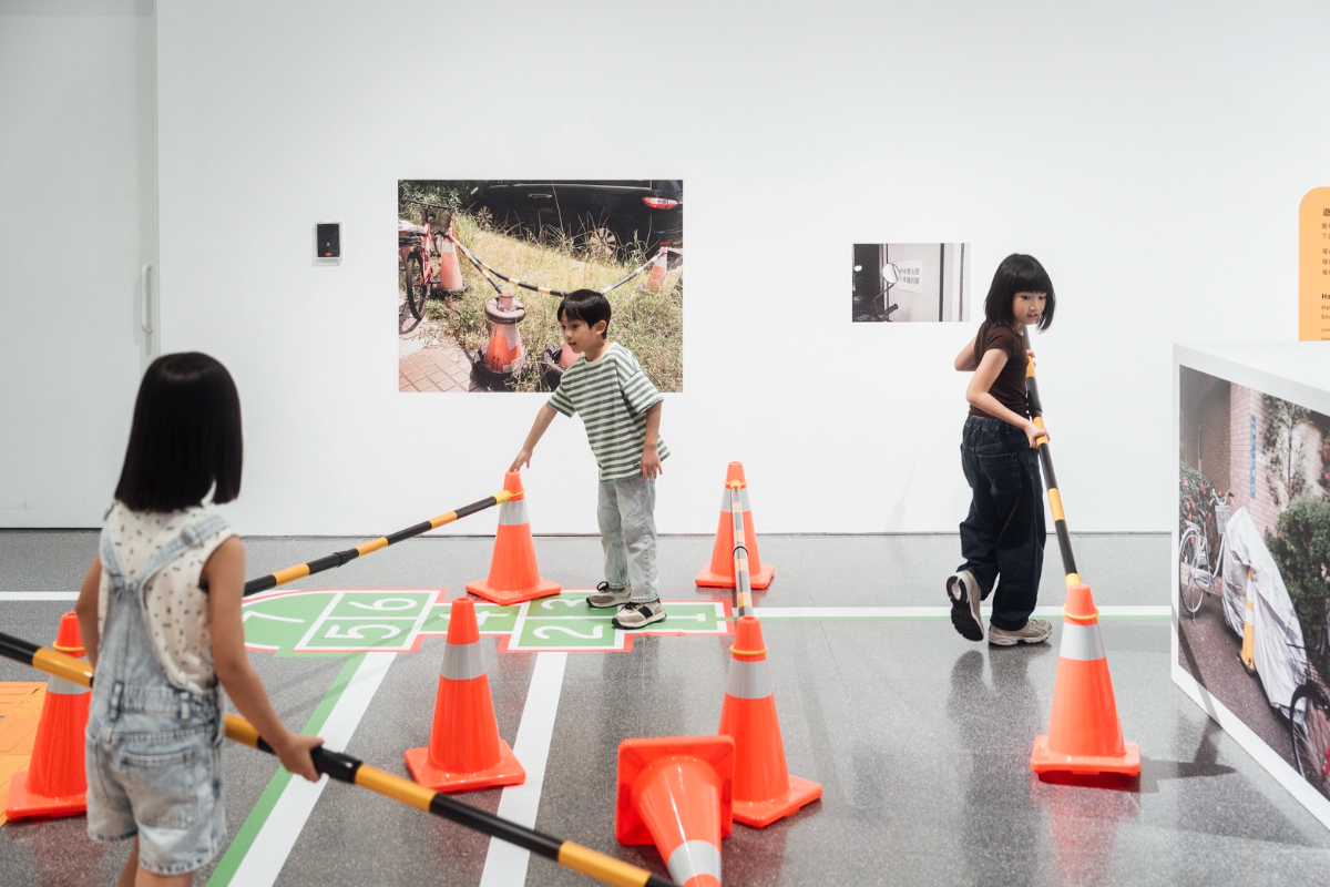 上百個大型積木小孩玩瘋了！暑假最新展覽「闖關遊戲＋貼紙牆」，18歲以下免費