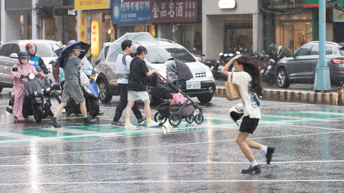明天會放颱風假嗎？「５縣市含北北基」暴風圈侵襲率100%，全台風雨時程一覽