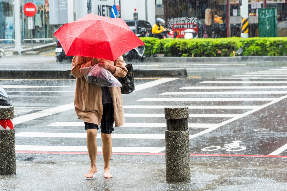 明天放颱風假?19縣市達停班停課標準!各地最新風雨預測:巴威這時才遠離 明天放颱風假?19縣市達停班停課標準!各地最新風雨預測:巴威這時才遠離