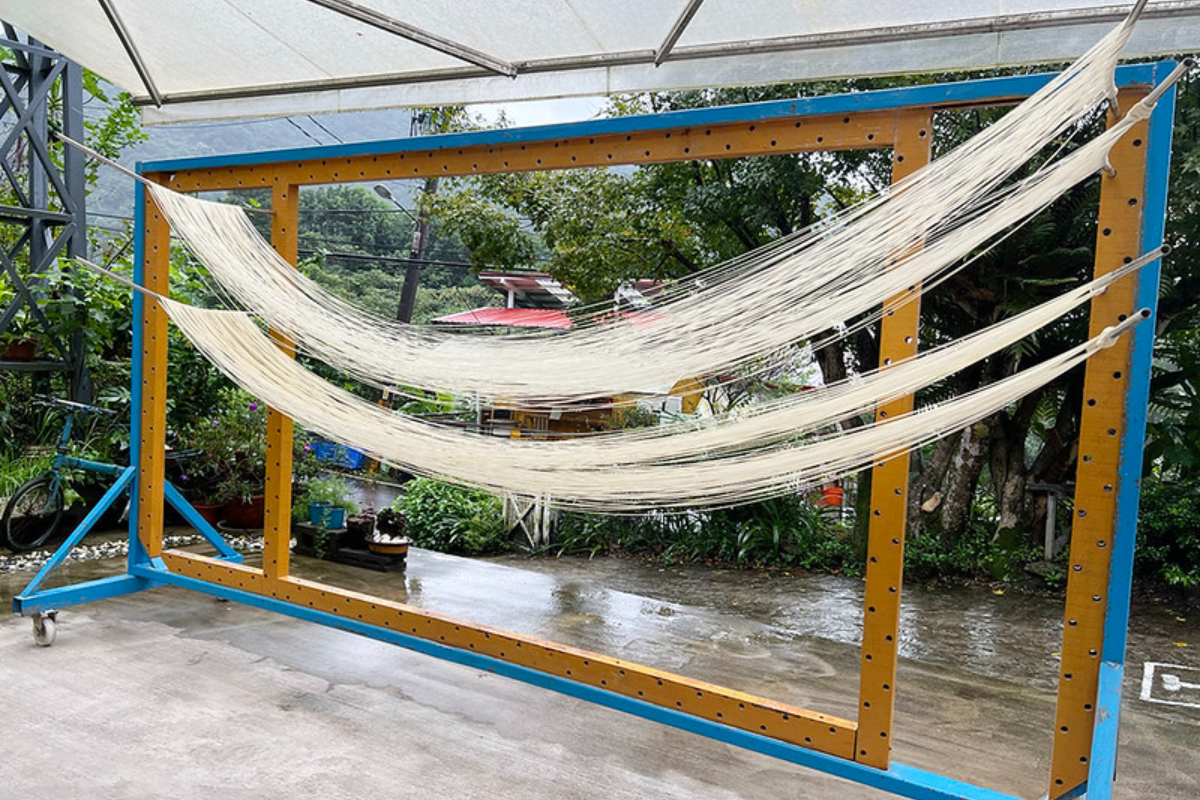 隱藏版山林日式流水麵！DIY甩麵、蔥油餅、種珠蔥體驗，吃完還能逛石碇老街