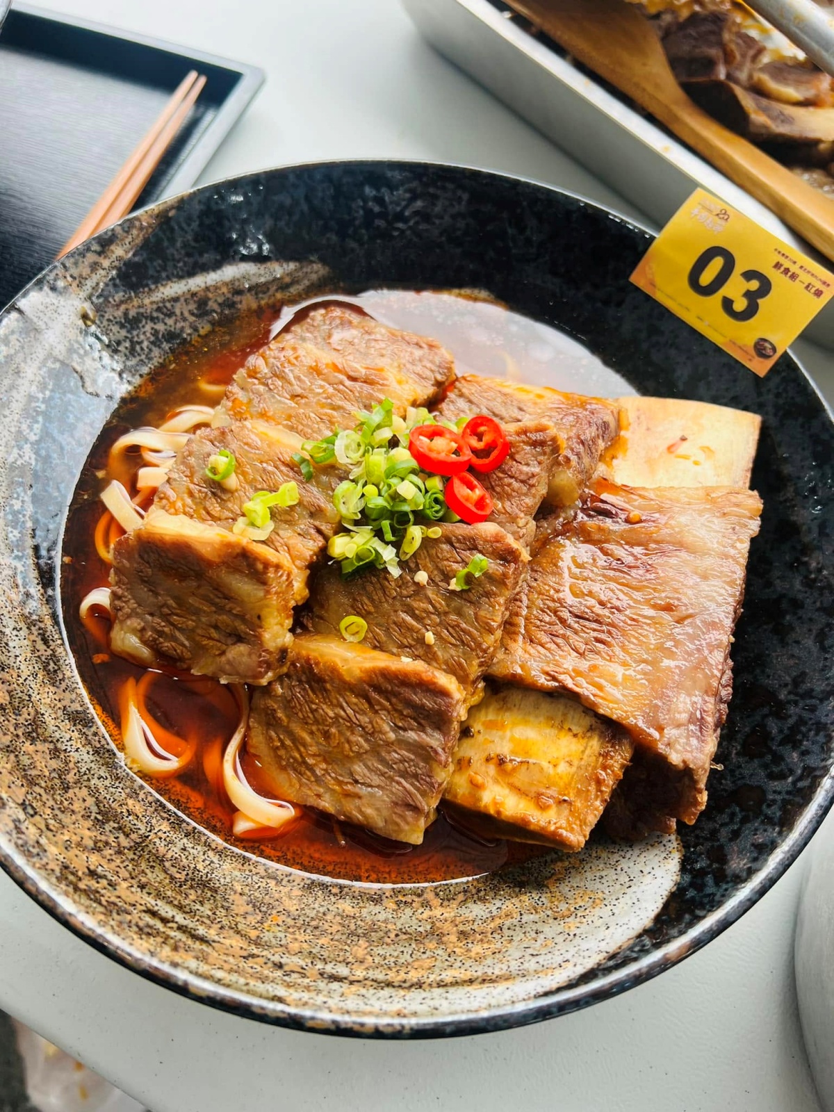 超狂金牌牛肉麵在這！傳承三代老店「帶骨牛小排」超軟嫩，靈魂辣油也必加
