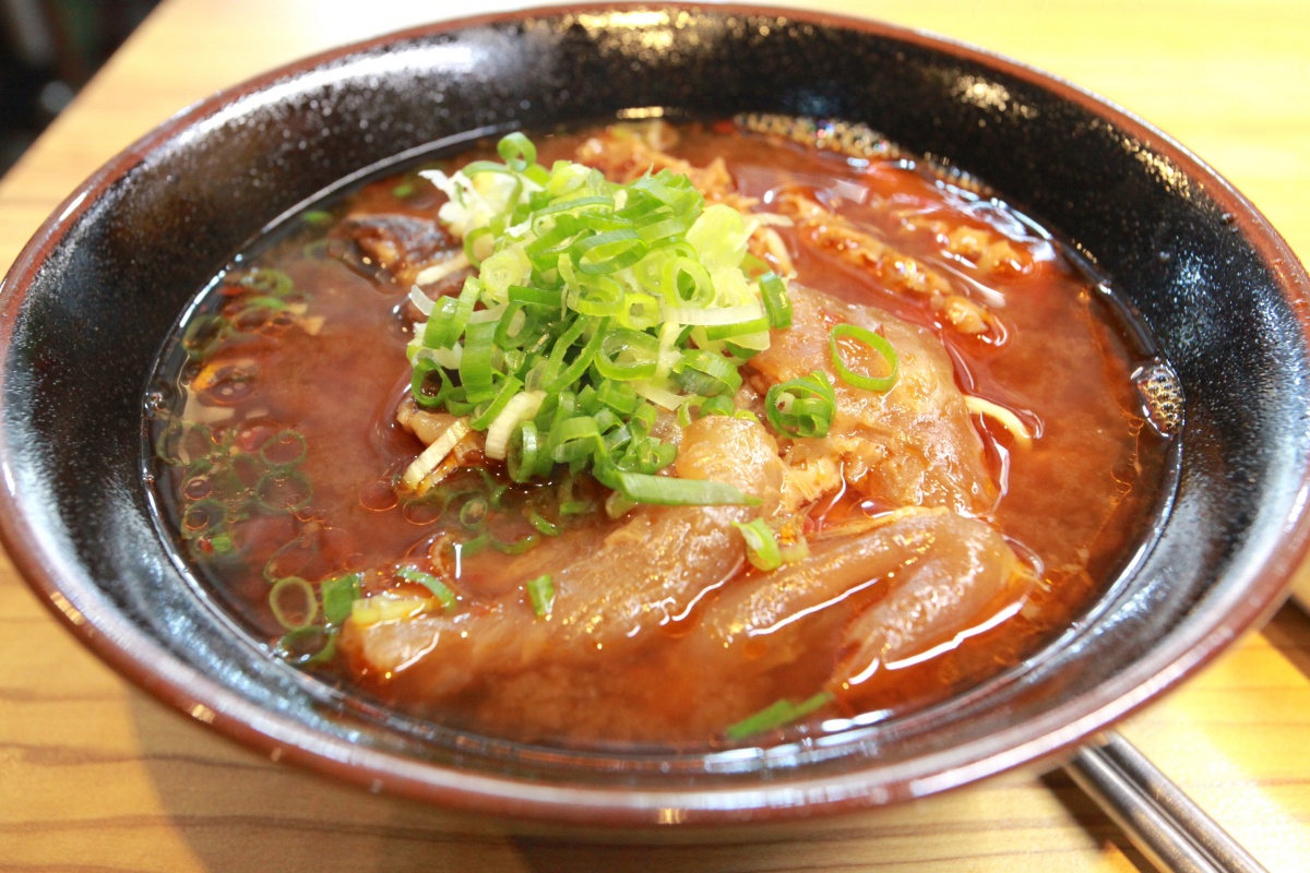 超狂金牌牛肉麵在這！傳承三代老店「帶骨牛小排」超軟嫩，靈魂辣油也必加