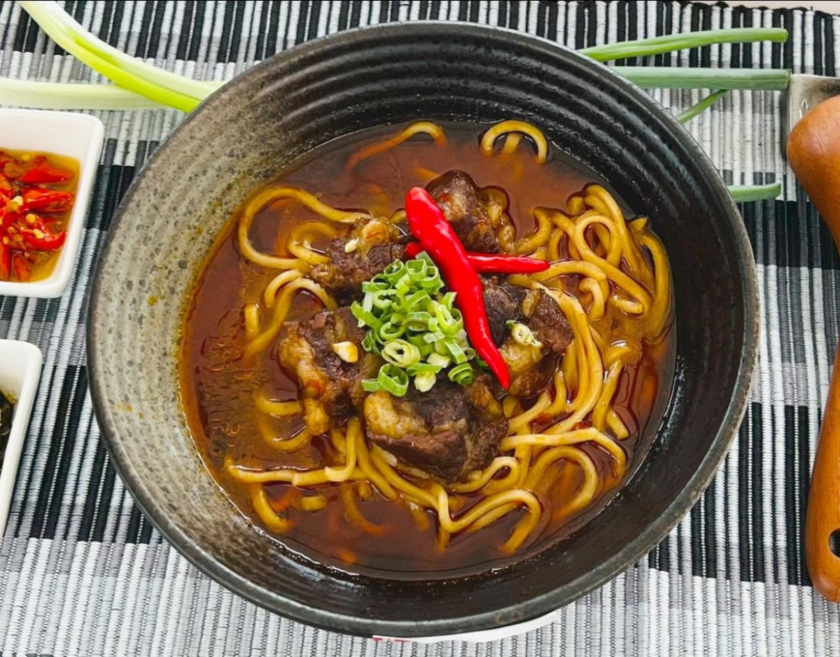 超狂金牌牛肉麵在這！傳承三代老店「帶骨牛小排」超軟嫩，靈魂辣油也必加