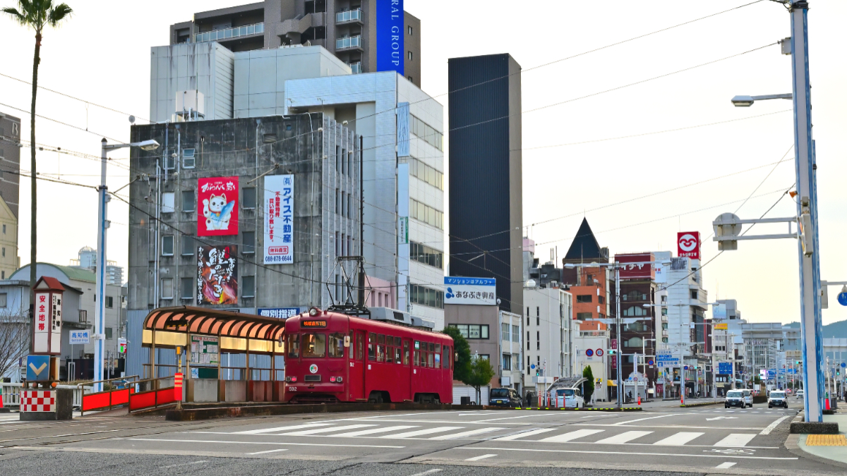 日本高知特色鐵道一次看！最美海景列車、No.1路面電車，還有超Q麵包超人、河童號