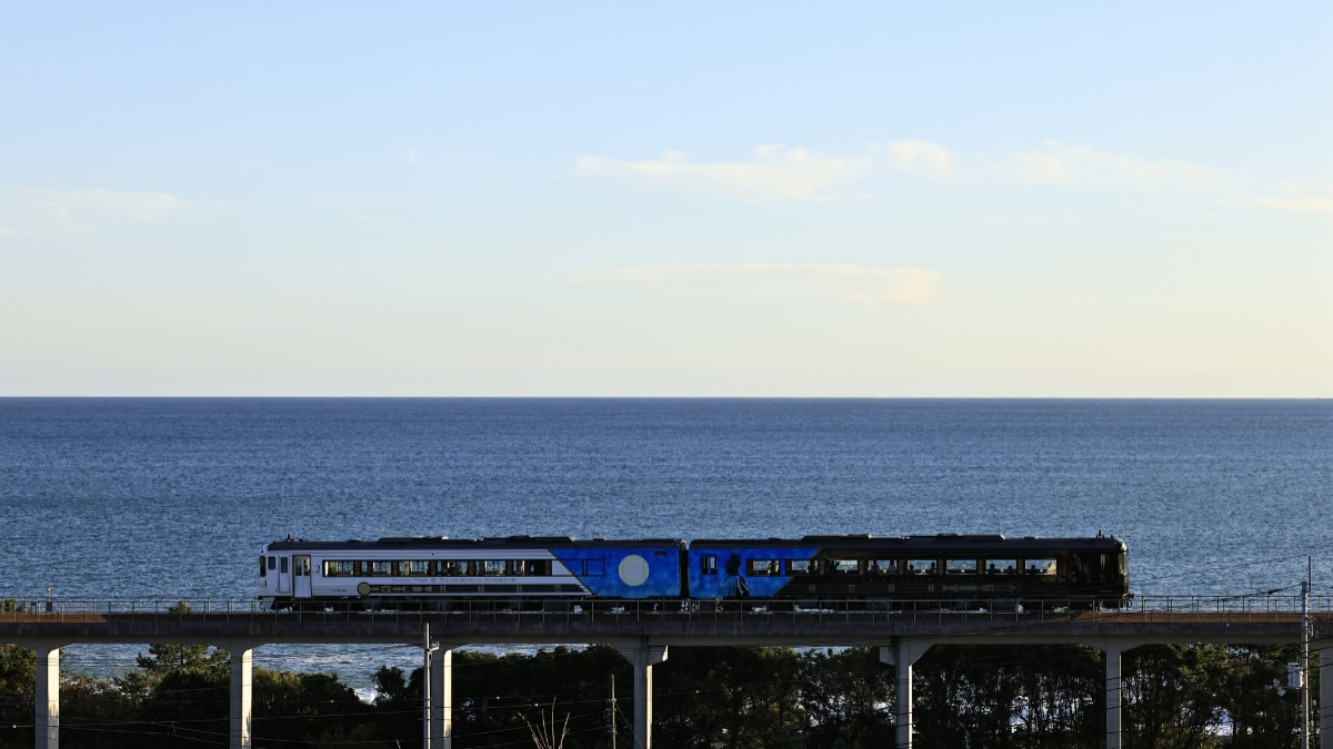 日本高知特色鐵道一次看！最美海景列車、No.1路面電車，還有超Q麵包超人、河童號