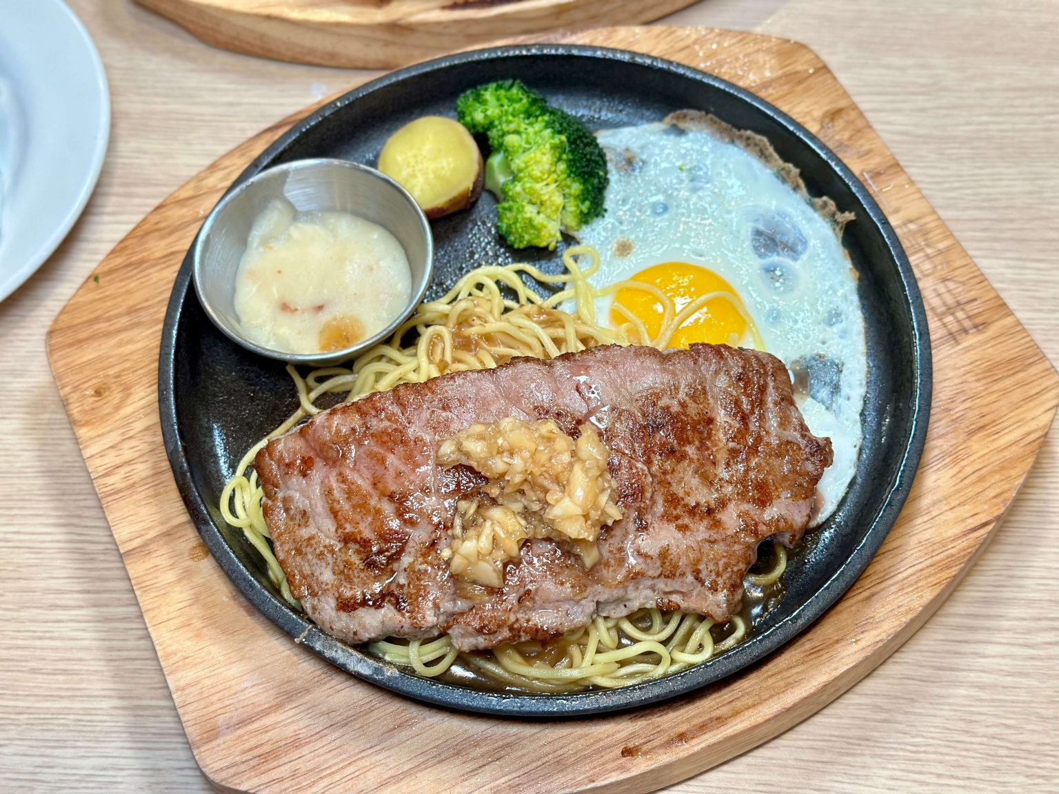 190元自助吧吃到飽！台中最新牛排館推薦，披薩、豆花、霜淇淋無限供應