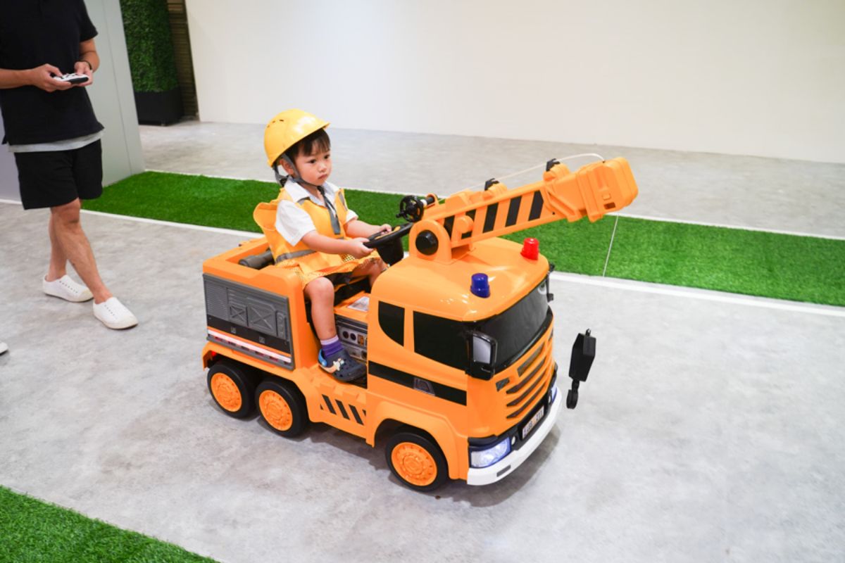 壽星2人同行1人免費!全台最大「兒童電動車室內樂園」在高雄,百款車種任選 壽星2人同行1人免費!全台最大「兒童電動車室內樂園」在高雄,百款車種任選