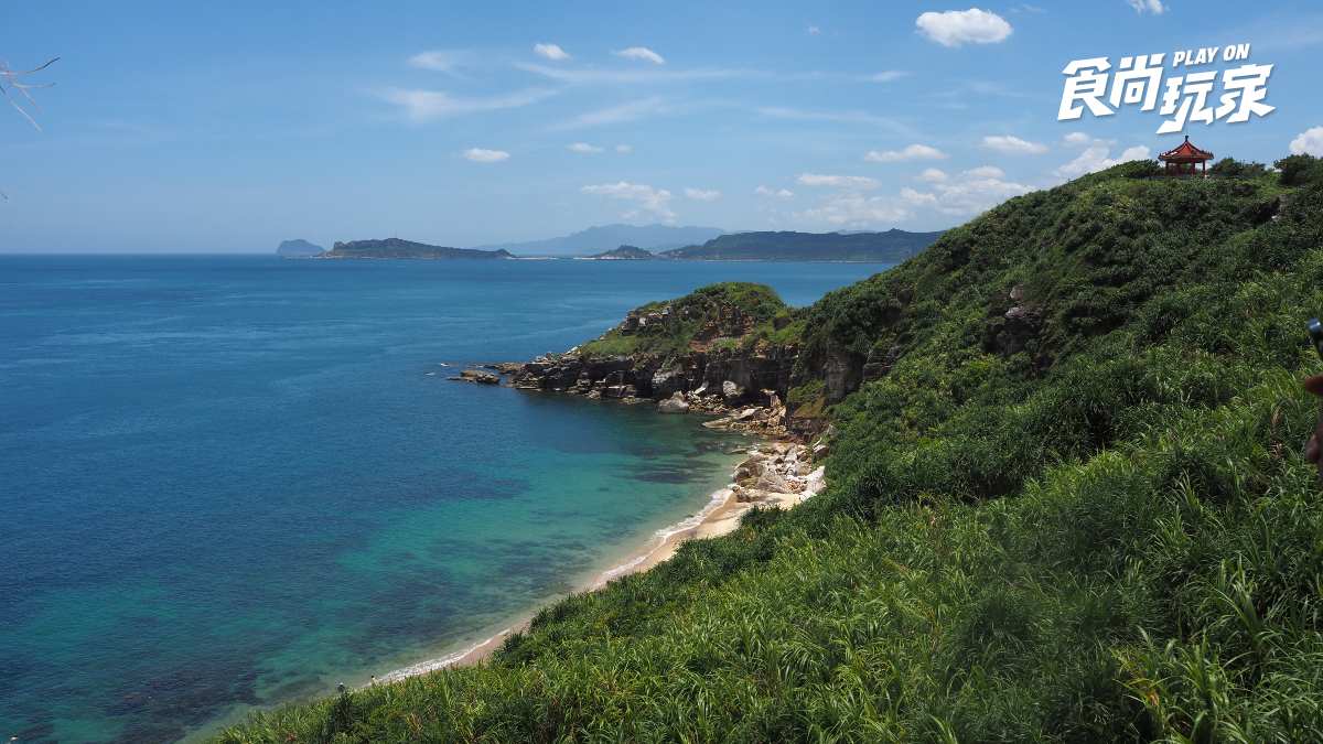 北海岸沙灘秘境！「攀繩索」下切才能抵達，順遊龜吼漁港吃現剖海膽、海鮮大餐