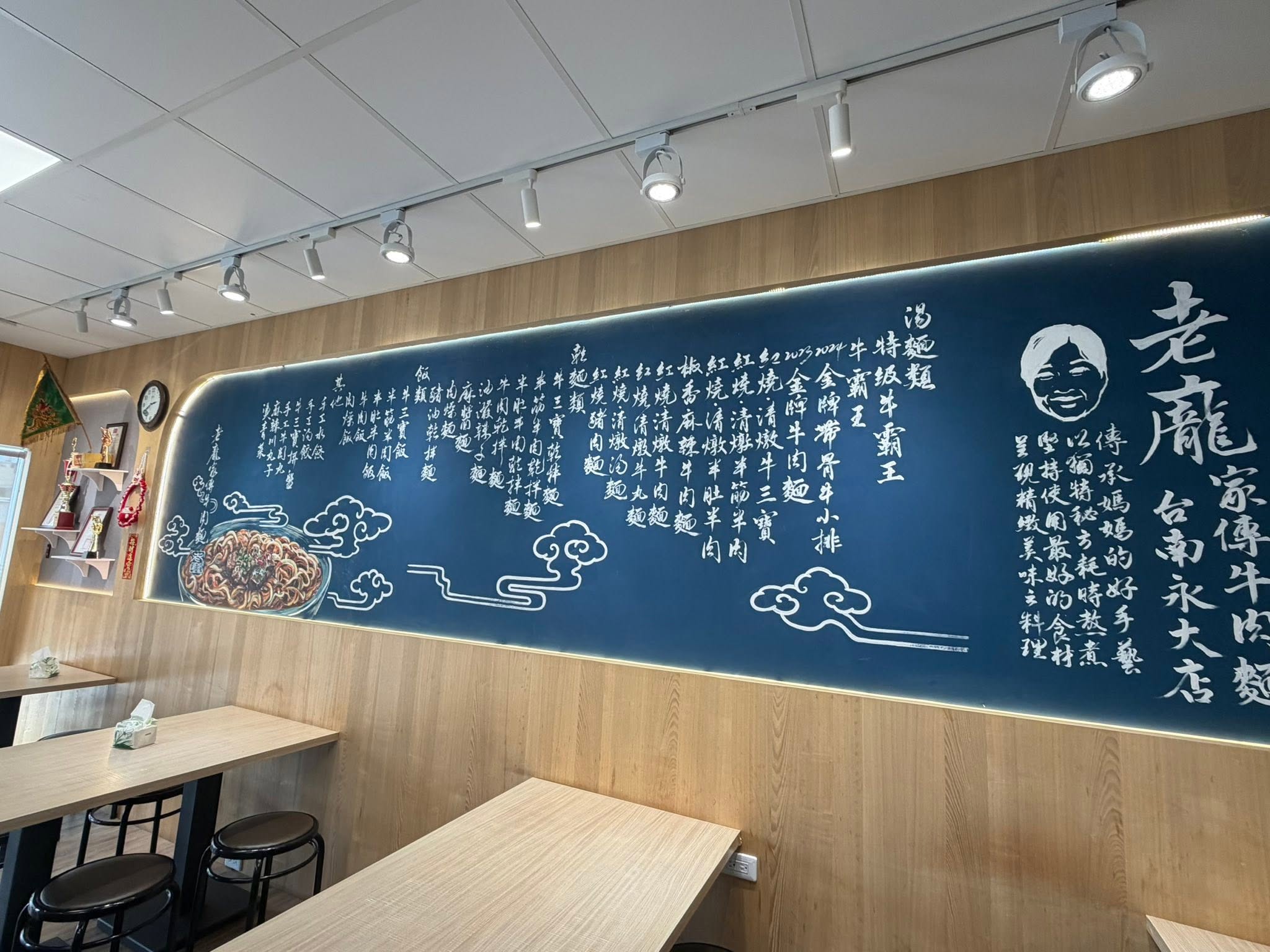 超狂金牌牛肉麵在這！傳承三代老店「帶骨牛小排」超軟嫩，靈魂辣油也必加