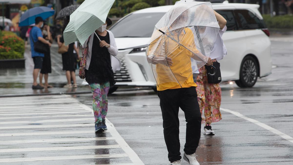 午後要變天了!「13縣市大雨特報」防雷擊強陣風,颱風紅霞最快週五生成 午後要變天了!「13縣市大雨特報」防雷擊強陣風,颱風紅霞最快週五生成