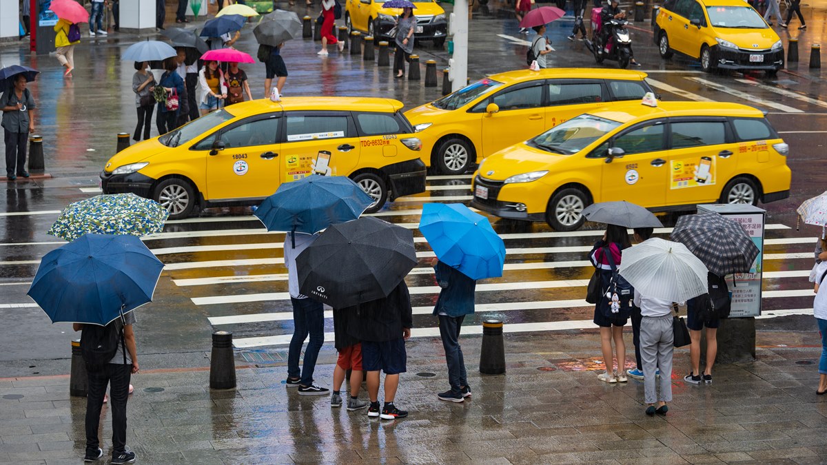午後要變天了！「13縣市大雨特報」防雷擊強陣風，颱風紅霞最快週五生成