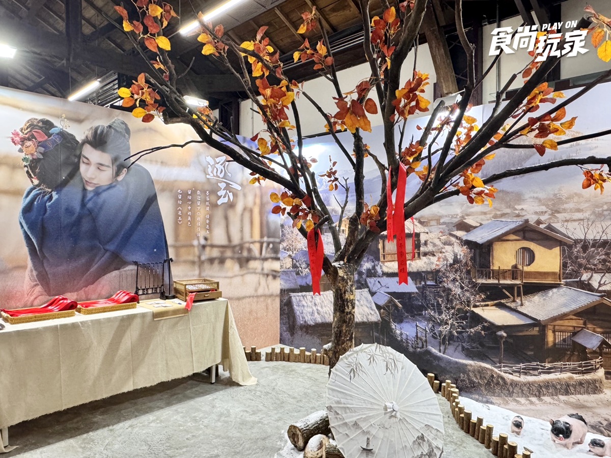 《逐玉》全球首間快閃店免費逛!180坪重現西固巷,張凌赫親簽、必買周邊開箱 《逐玉》全球首間快閃店免費逛!180坪重現西固巷,張凌赫親簽、必買周邊開箱