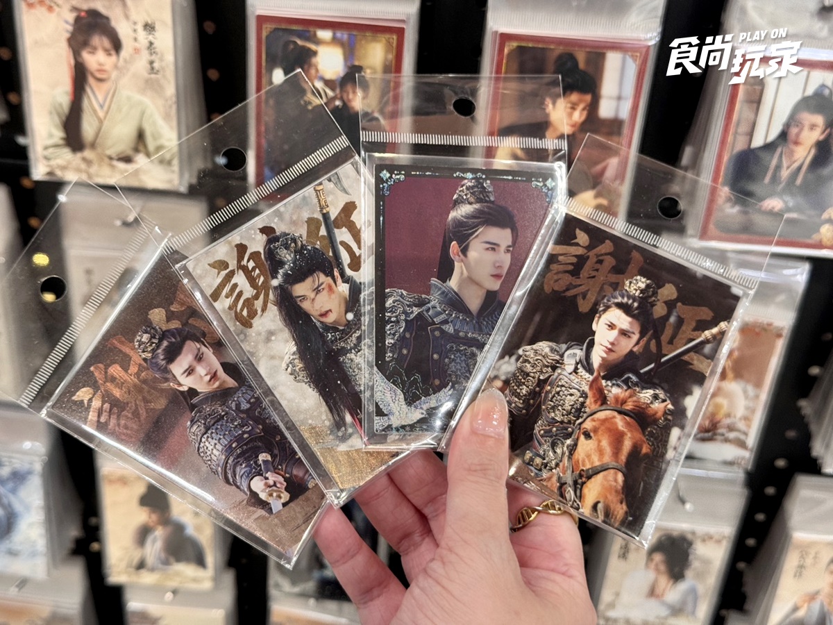 《逐玉》全球首間快閃店免費逛!180坪重現西固巷,張凌赫親簽、必買周邊開箱 《逐玉》全球首間快閃店免費逛!180坪重現西固巷,張凌赫親簽、必買周邊開箱