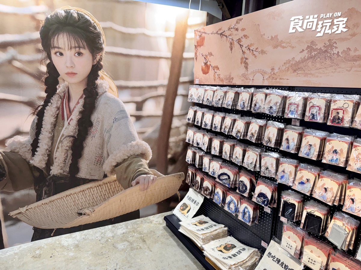 《逐玉》全球首間快閃店免費逛!180坪重現西固巷,張凌赫親簽、必買周邊開箱 《逐玉》全球首間快閃店免費逛!180坪重現西固巷,張凌赫親簽、必買周邊開箱