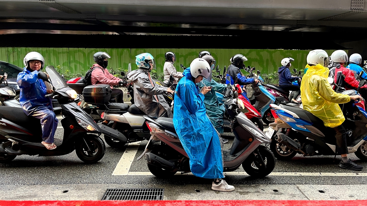 準颱風紅霞路徑變了！「這天最接近台灣」防雷雨，專家：恐有雙颱接力生成