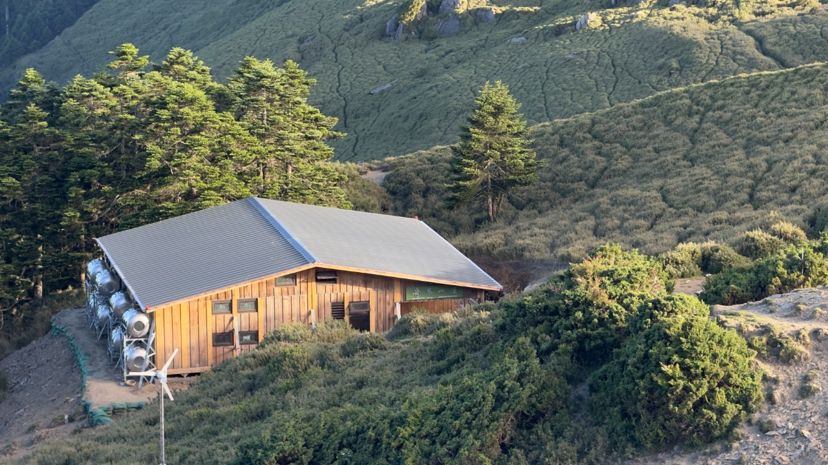 開箱奇萊山屋!海拔3345公尺全新完工:40床隔板房、交誼廳,8月預約入住 開箱奇萊山屋!海拔3345公尺全新完工:40床隔板房、交誼廳,8月預約入住