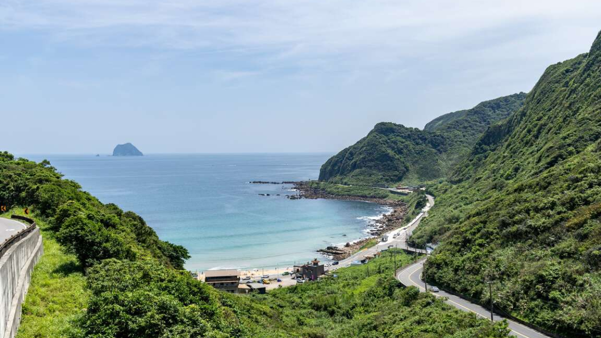 北海岸爆紅雙層巴士加開了！週二限定升級搭遊艇、送肉粽老茶，988元開搶