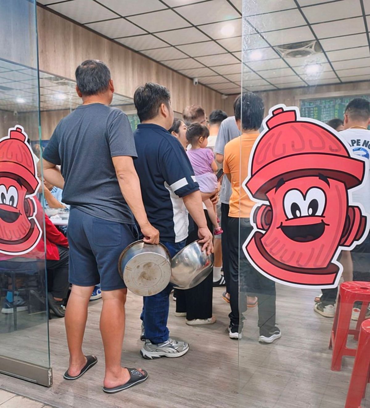 在地人都帶臉盆排隊！超狂「大鋼盆刨冰」只要150元，自選16種配料鋪滿滿
