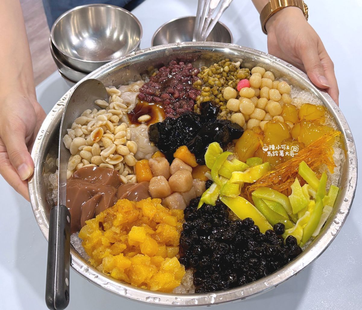 在地人都帶臉盆排隊！超狂「大鋼盆刨冰」只要150元，自選16種配料鋪滿滿