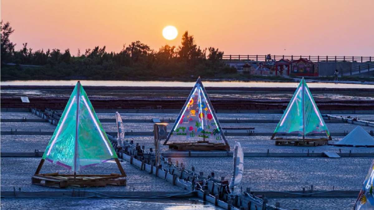 鹽山夏夜晚風美景！台南鹽雕＋光雕雙展登場，免費吃烏魚子＆菜脯冰棒