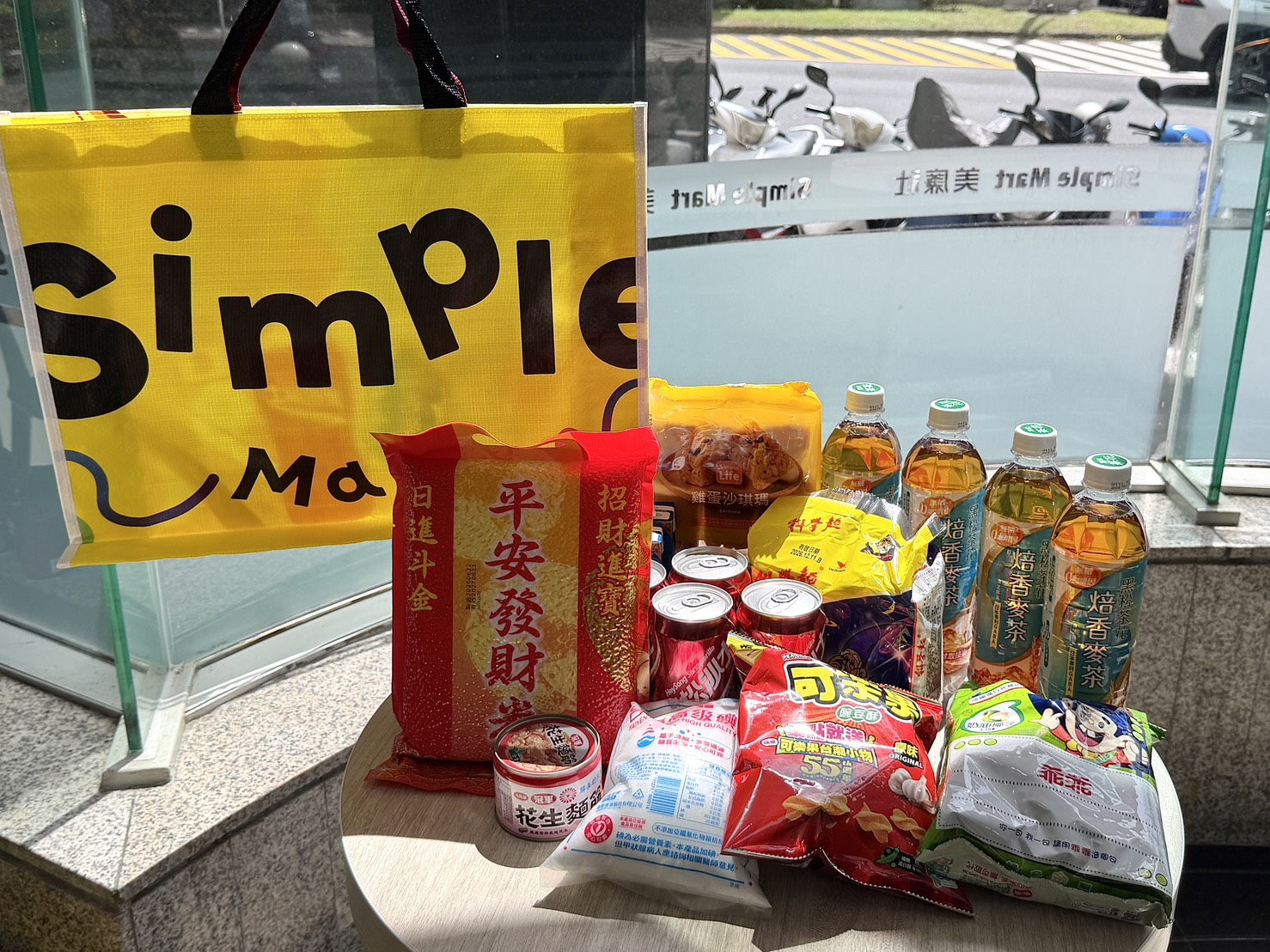 2026中元普渡採買攻略！萬家福買一送一、愛買送媽祖燈箱，餅乾箱135元起