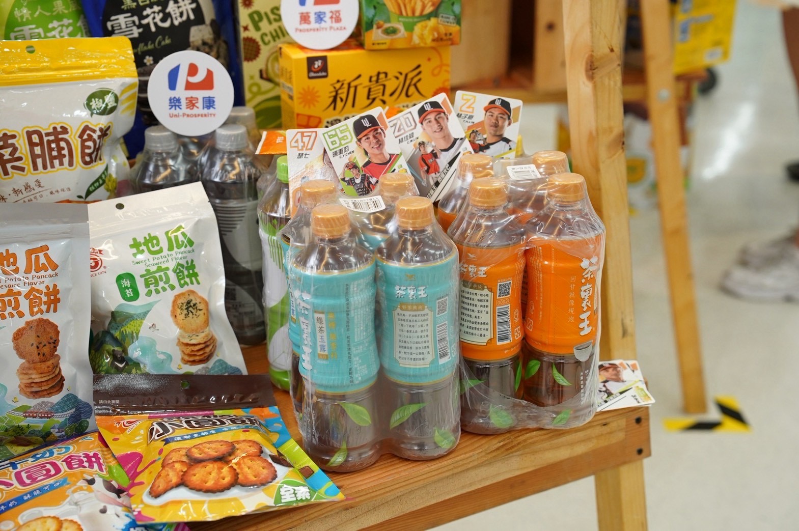 2026中元普渡採買攻略！萬家福買一送一、愛買送媽祖燈箱，餅乾箱135元起