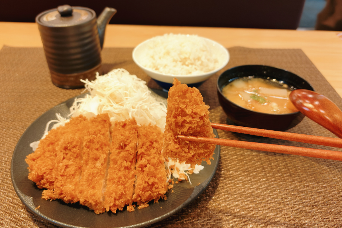 免費續湯飯、高麗菜絲！199元爽嗑豬排定食、咖哩雞肉，對「證件」豬排丼