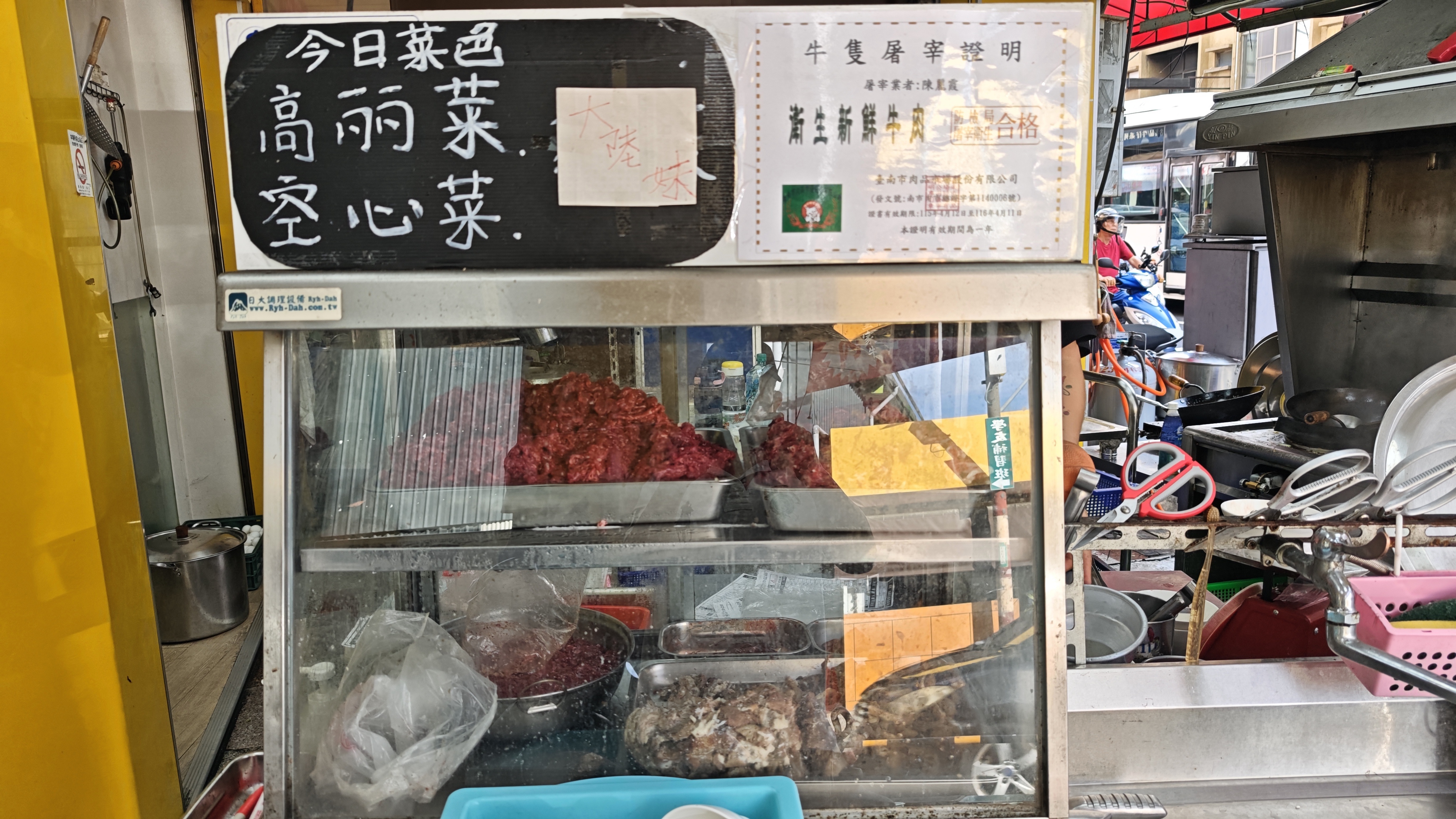 台南牛肉湯推薦！120元開喝牛肉湯、肉燥飯吃到飽，金曲歌后彭佳慧也來朝聖