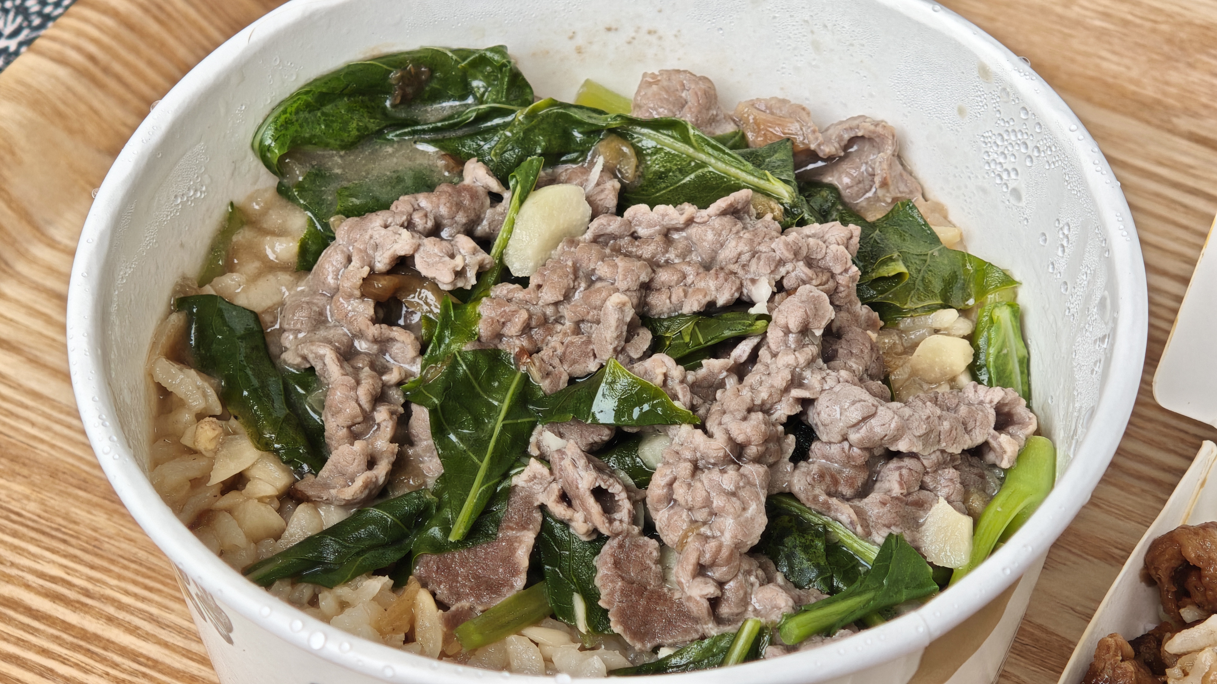 台南牛肉湯推薦！120元開喝牛肉湯、肉燥飯吃到飽，金曲歌后彭佳慧也來朝聖