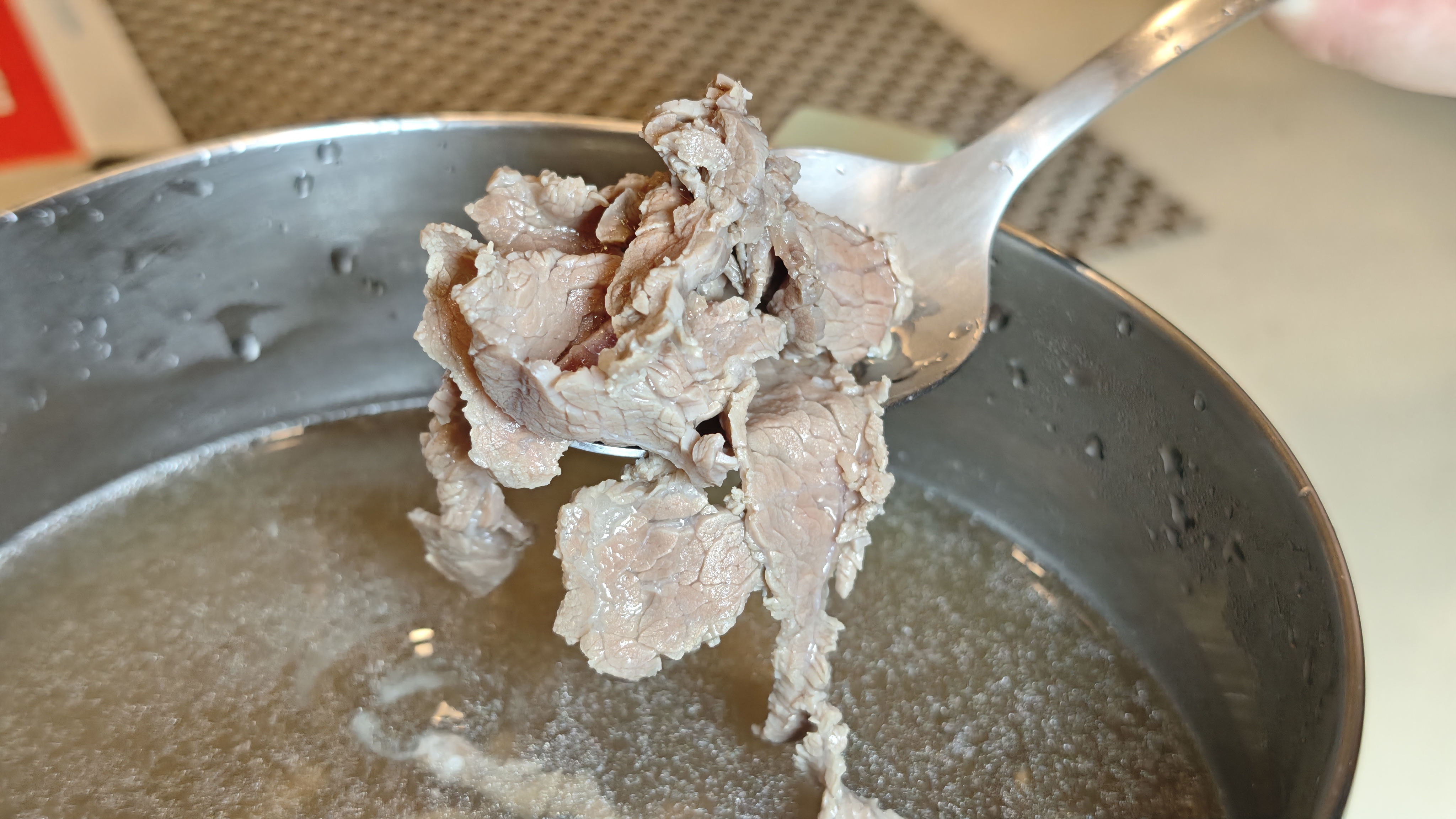台南牛肉湯推薦!120元開喝牛肉湯、肉燥飯吃到飽,金曲歌后彭佳慧也來朝聖 台南牛肉湯推薦!120元開喝牛肉湯、肉燥飯吃到飽,金曲歌后彭佳慧也來朝聖