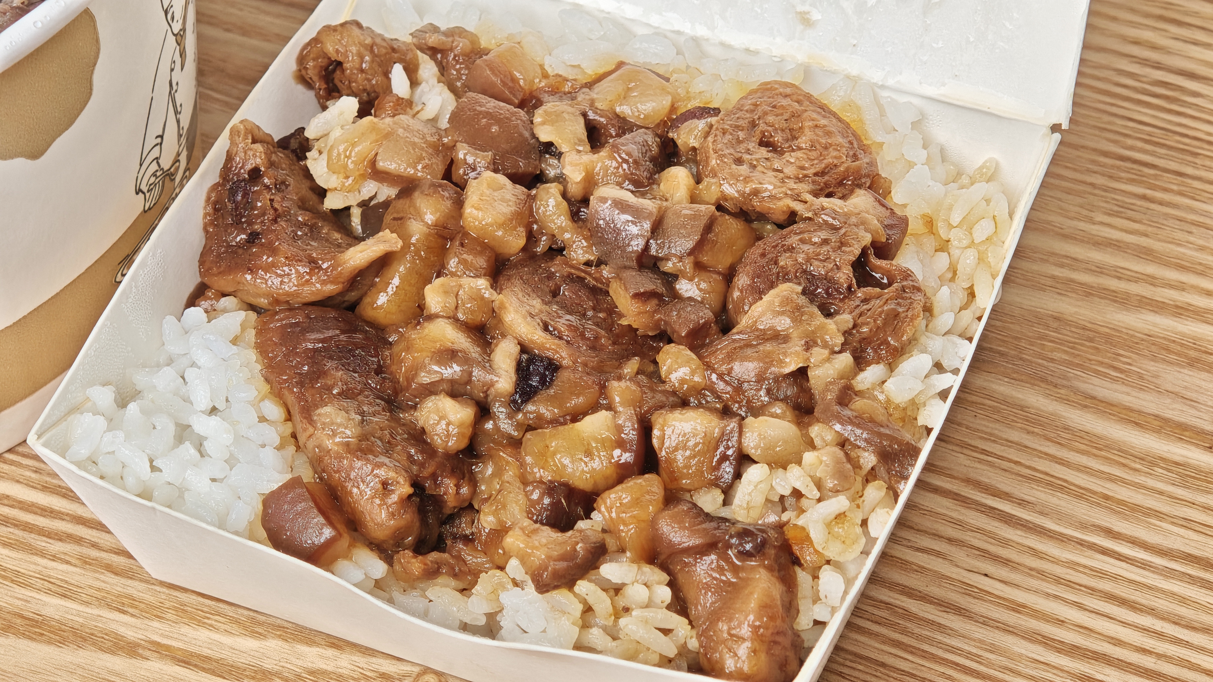 台南牛肉湯推薦！120元開喝牛肉湯、肉燥飯吃到飽，金曲歌后彭佳慧也來朝聖