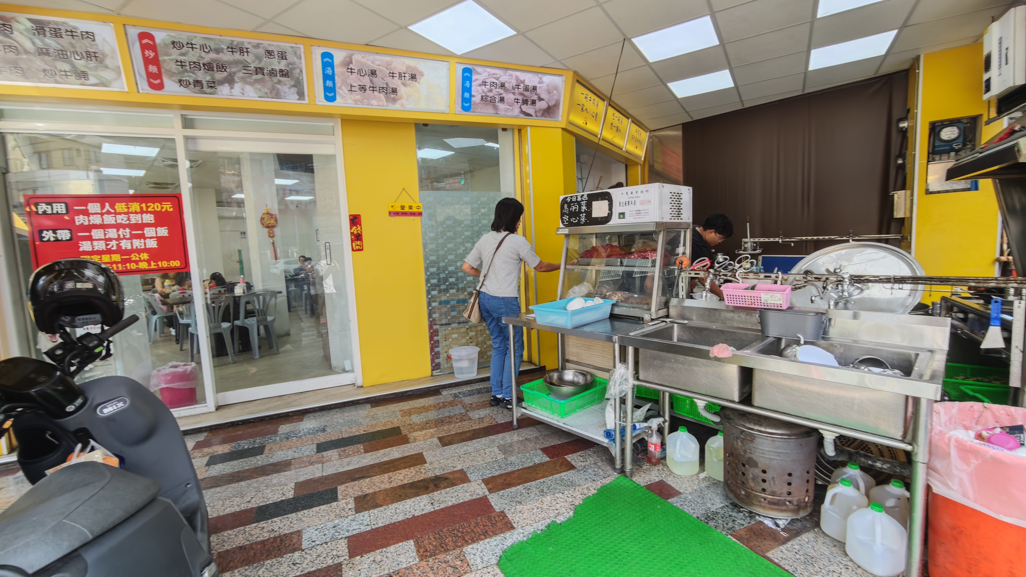 台南牛肉湯推薦!120元開喝牛肉湯、肉燥飯吃到飽,金曲歌后彭佳慧也來朝聖 台南牛肉湯推薦!120元開喝牛肉湯、肉燥飯吃到飽,金曲歌后彭佳慧也來朝聖