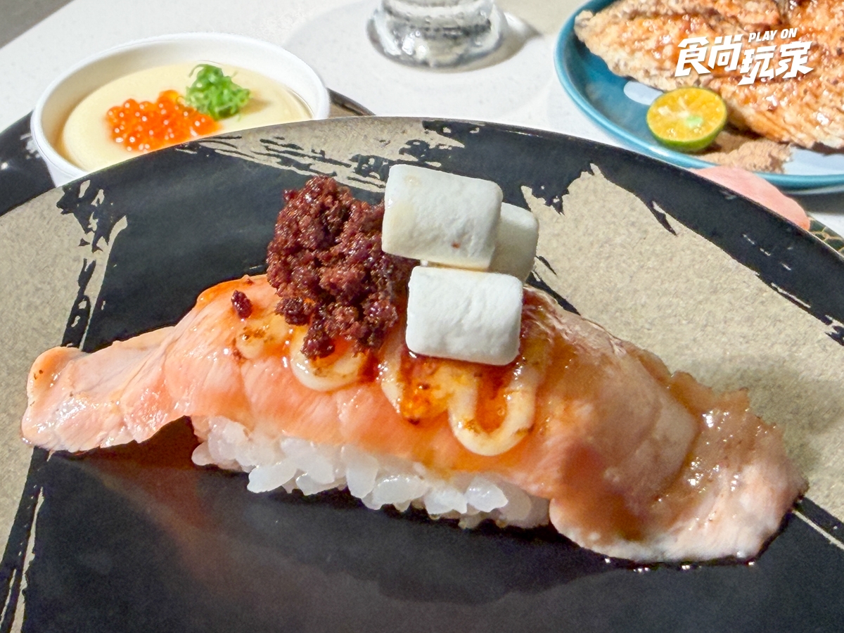 爭鮮推出獵奇美食!鮭魚卵霜淇淋、鮭魚千層蛋糕等你挑戰,鮭魚造型扇必收 爭鮮推出獵奇美食!鮭魚卵霜淇淋、鮭魚千層蛋糕等你挑戰,鮭魚造型扇必收