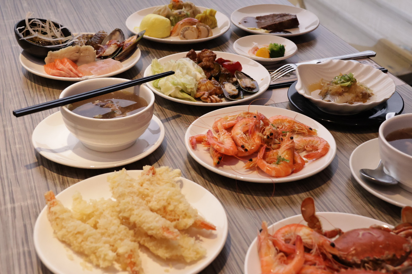台中超狂Buffet!最低818元起,生魚片、牛肉湯、港點吃到飽,在地人最高7折 台中超狂Buffet!最低818元起,生魚片、牛肉湯、港點吃到飽,在地人最高7折