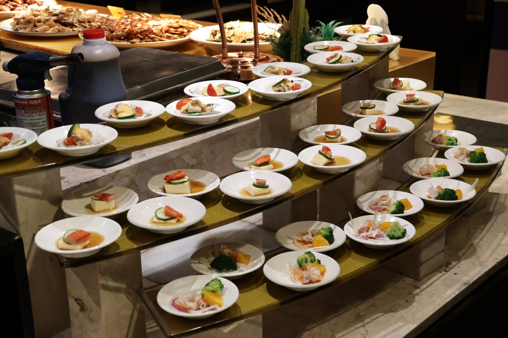 台中超狂Buffet！最低818元起，生魚片、牛肉湯、港點吃到飽，在地人最高７折