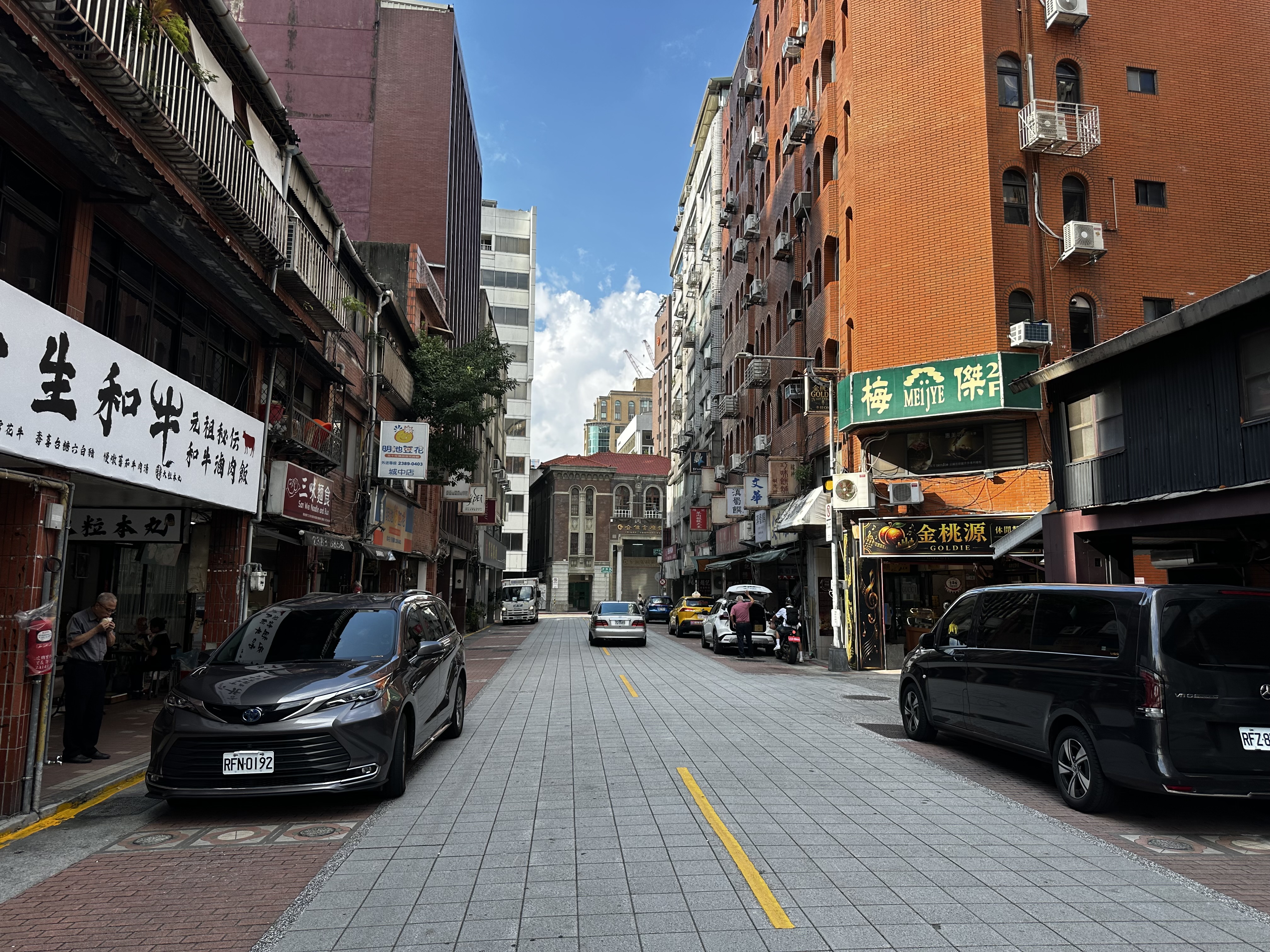 老台北吃貨天堂！台北銀座９家美食：60年牛肉麵、巨無霸餛飩、爆汁雞排必吃