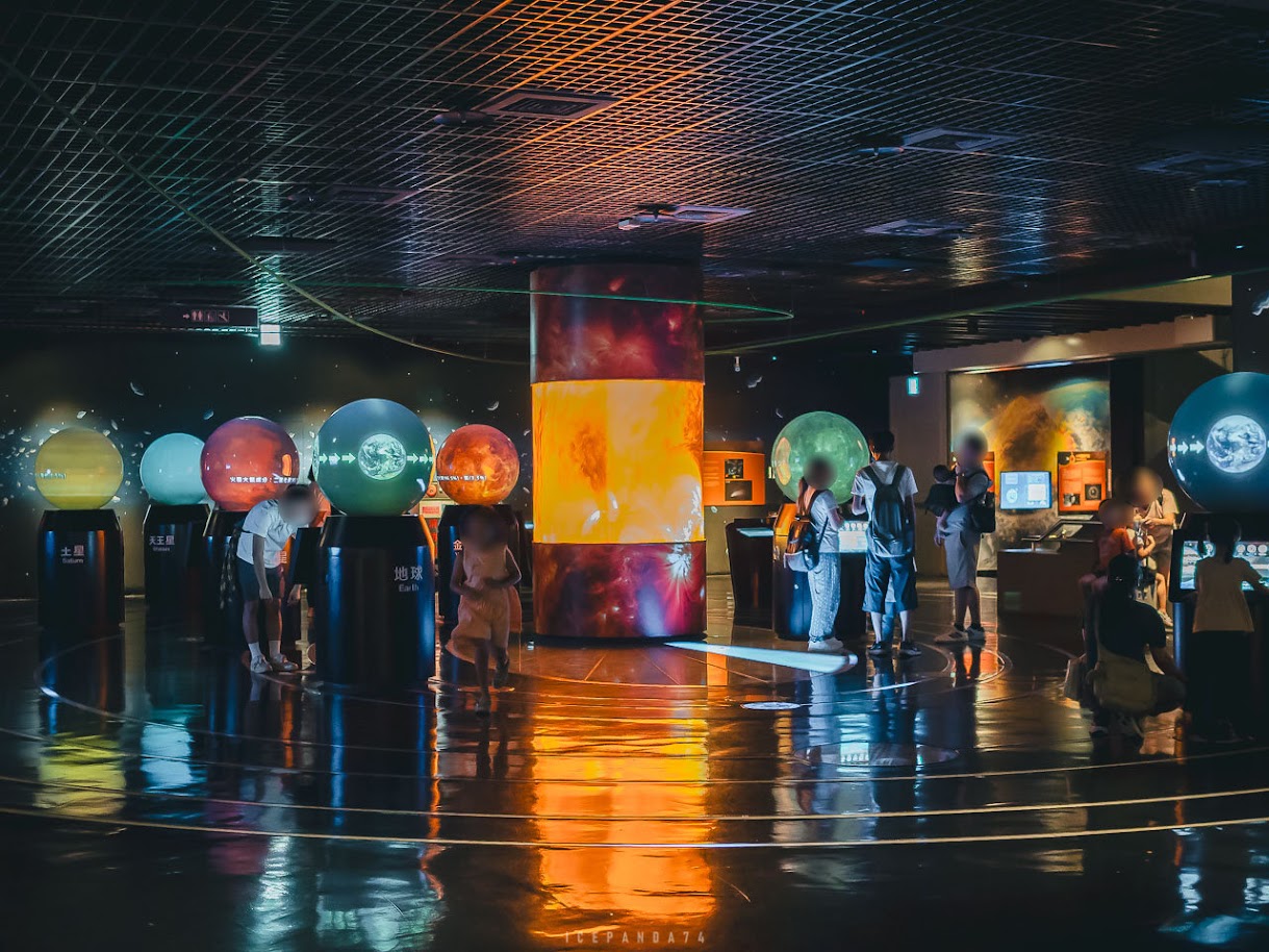 爸爸免費逛台北天文館！暑假夜間導覽、行星體重計必玩，順遊士林超高溜滑梯