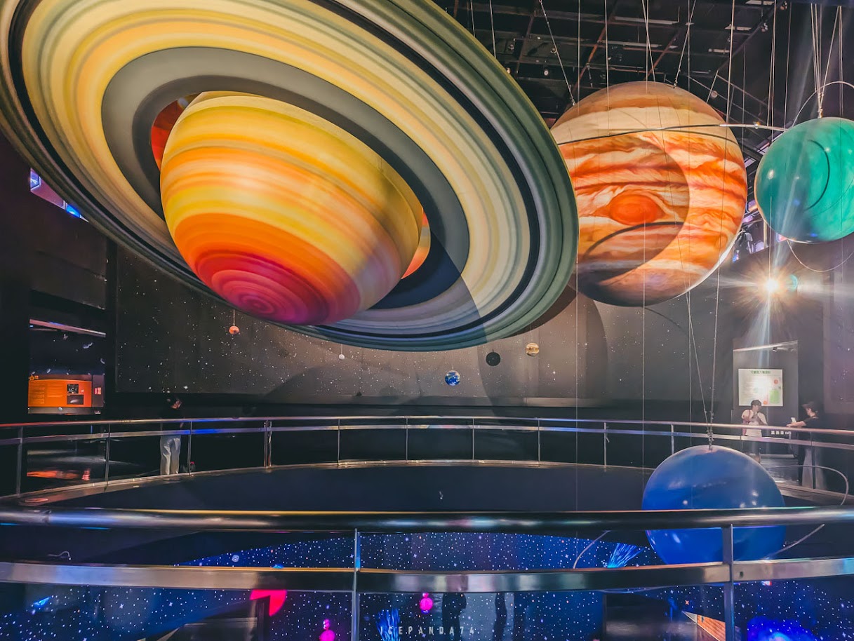 爸爸免費逛台北天文館！暑假夜間導覽、行星體重計必玩，順遊士林超高溜滑梯