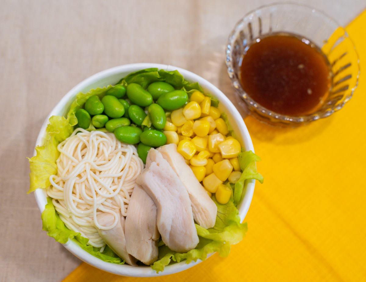 「摩斯漢堡買一送一」手刀搶！免費升級吃「嫩雞豆腐麵」，10元喝紅心芭樂