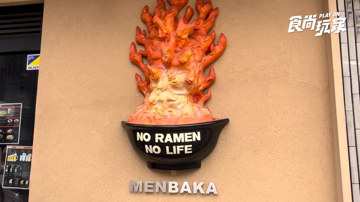 日本人氣「玩火」美食！大阪爺爺徒手炒魚肉、京都近距離看拉麵噴火