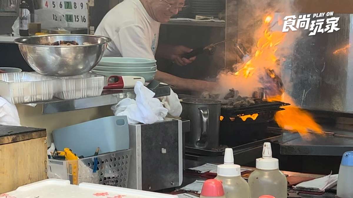 日本人氣「玩火」美食！大阪爺爺徒手炒魚肉、京都近距離看拉麵噴火
