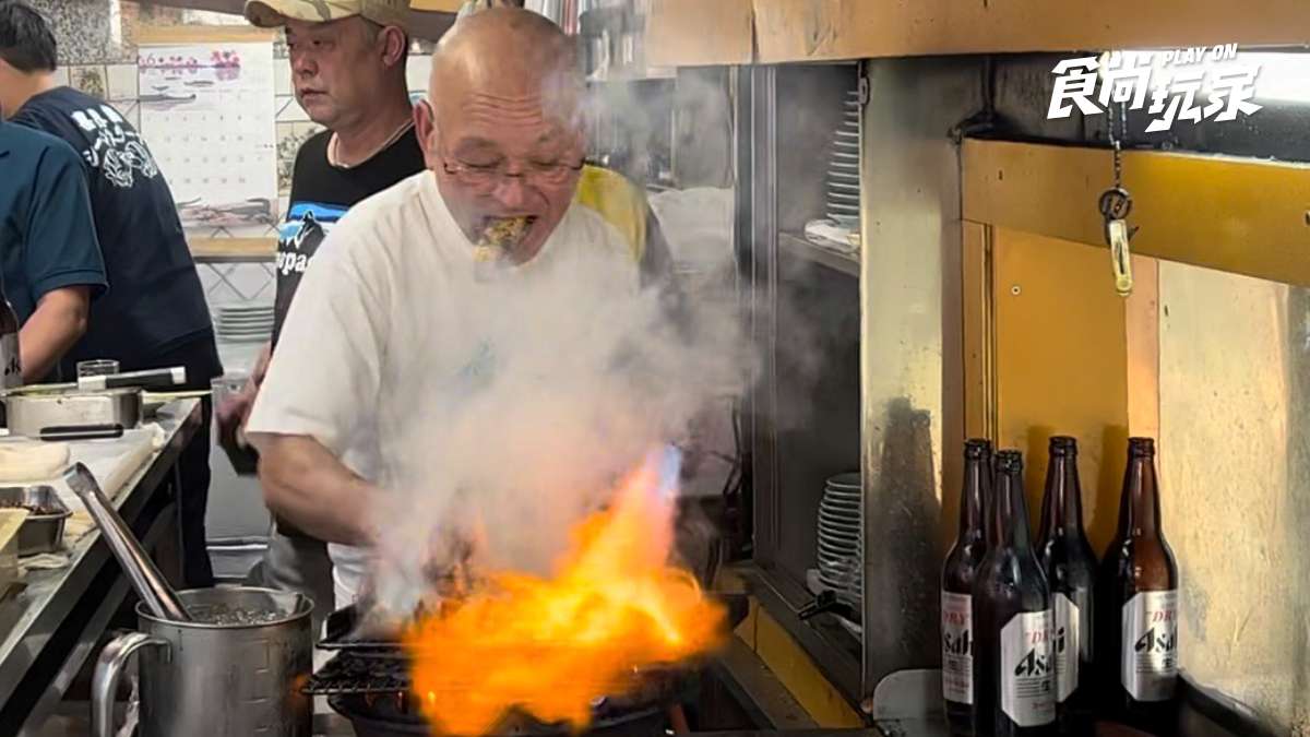 日本人氣「玩火」美食！大阪爺爺徒手炒魚肉、京都近距離看拉麵噴火