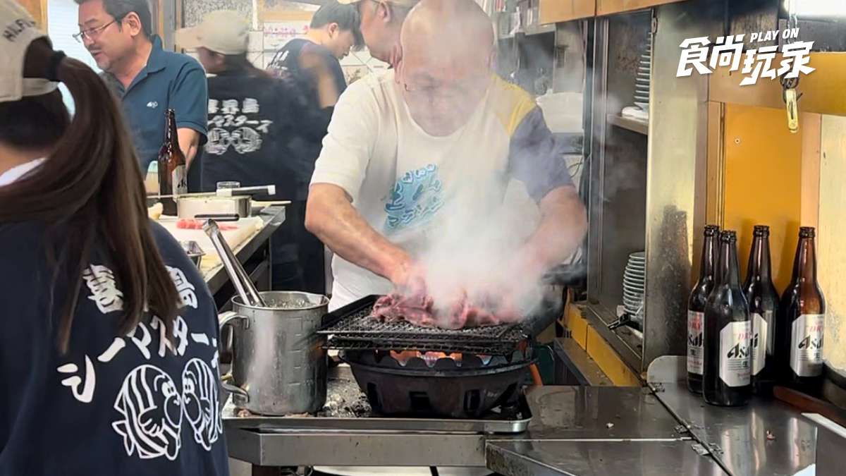 日本人氣「玩火」美食！大阪爺爺徒手炒魚肉、京都近距離看拉麵噴火