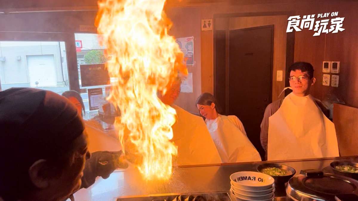 日本人氣「玩火」美食！大阪爺爺徒手炒魚肉、京都近距離看拉麵噴火