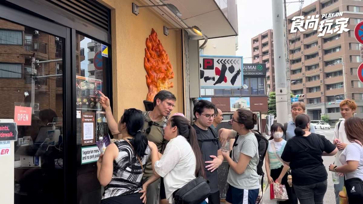 日本人氣「玩火」美食！大阪爺爺徒手炒魚肉、京都近距離看拉麵噴火