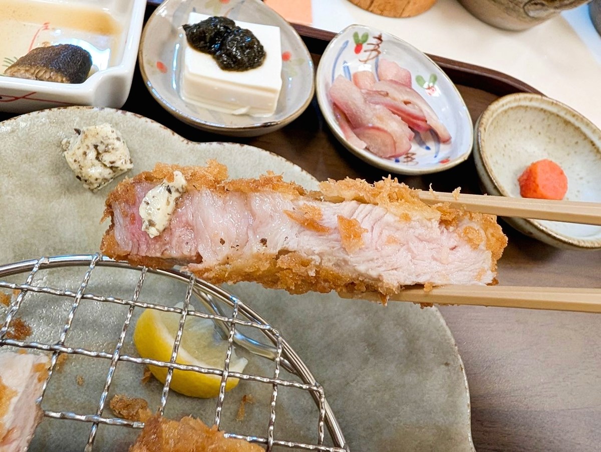 全台首推「豬排吃到飽」！380元起炸豬五花無限續盤，白飯、高麗菜絲也暢吃