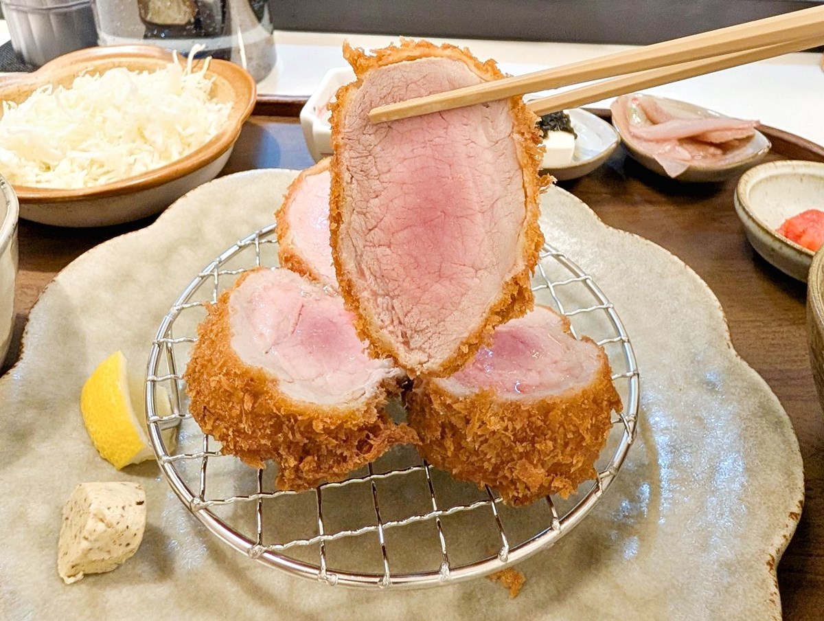 全台首推「豬排吃到飽」！380元起炸豬五花無限續盤，白飯、高麗菜絲也暢吃