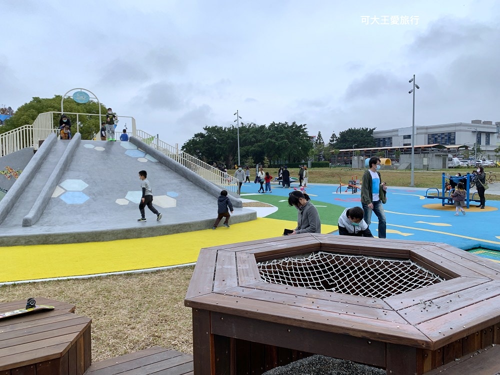 台北私房景點！這座植物園免門票、冷氣超強，外面有迷宮花園、巨型溜滑梯