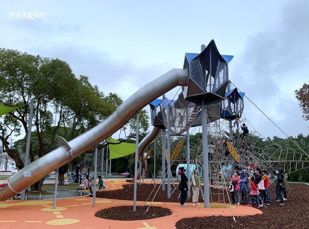 台北私房景點！這座植物園免門票、冷氣超強，外面有迷宮花園、巨型溜滑梯