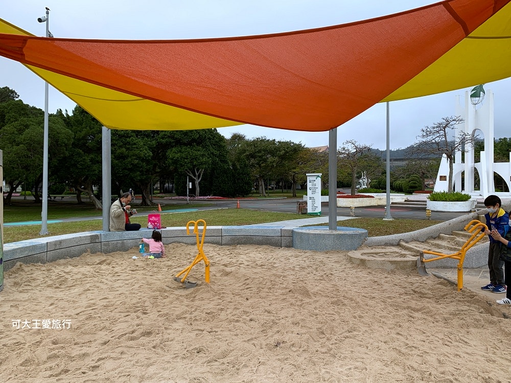 台北私房景點！這座植物園免門票、冷氣超強，外面有迷宮花園、巨型溜滑梯